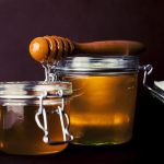Miód w diecie dziecka – od kiedy, ile i czy w ogóle podawać?
